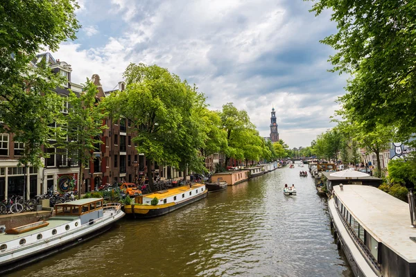 Canal com barcos em Amsterdã — Fotografia de Stock