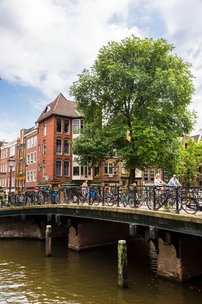 Amsterdamské kanály a čluny, Holland, Nizozemsko. — Stock fotografie
