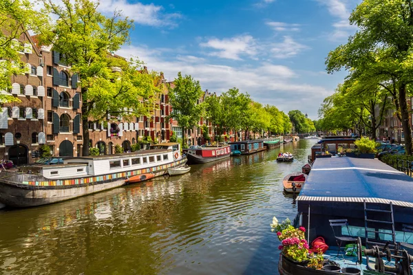 Amsterdamse grachten en boten, Holland, Nederland. — Stockfoto