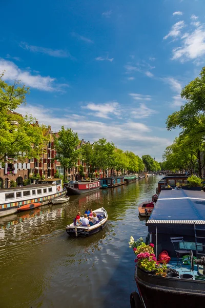 Kanalerna i Amsterdam och båtar, Holland, Nederländerna. — Stockfoto