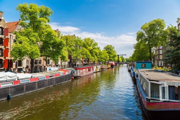 Kanalerna i Amsterdam och båtar — Stockfoto