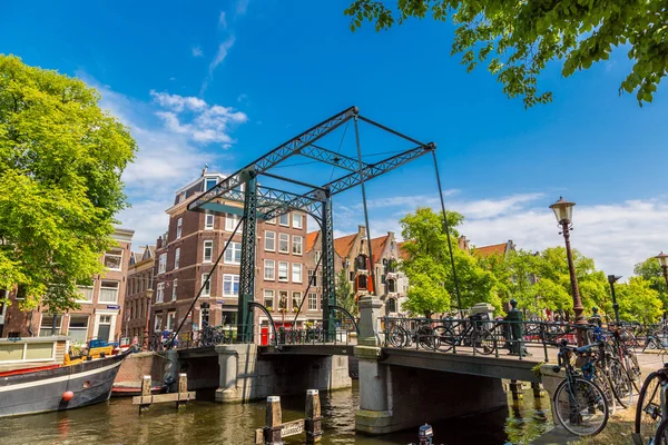Canal e ponte em Amsterdã — Fotografia de Stock