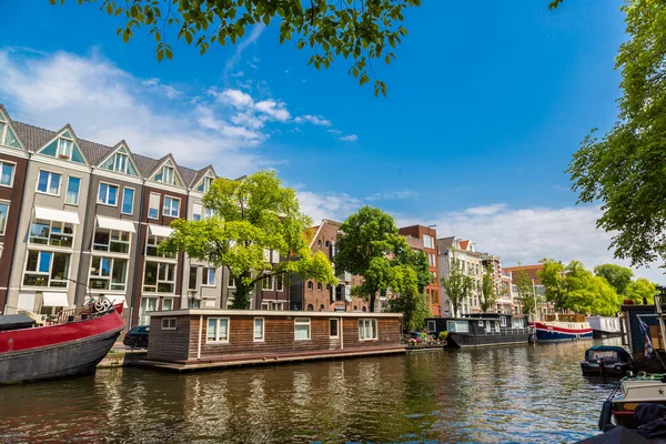 Canales y barcos de Ámsterdam — Foto de Stock