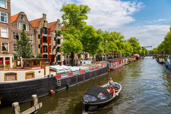 Amsterdamse grachten en boten — Stockfoto