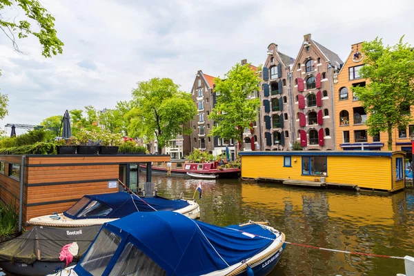 Kanalerna i Amsterdam och båtar — Stockfoto