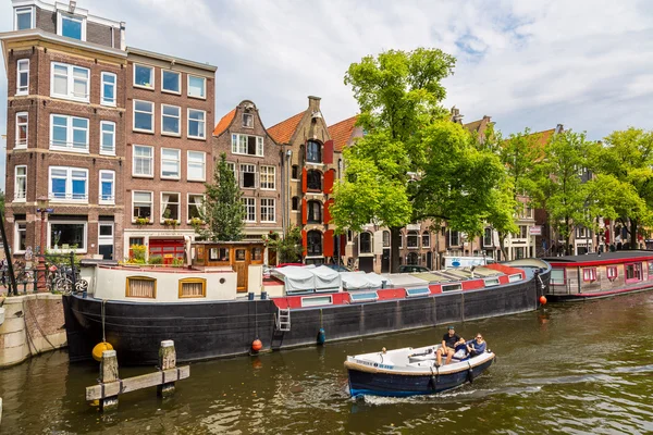 Kanalerna i Amsterdam och båtar — Stockfoto