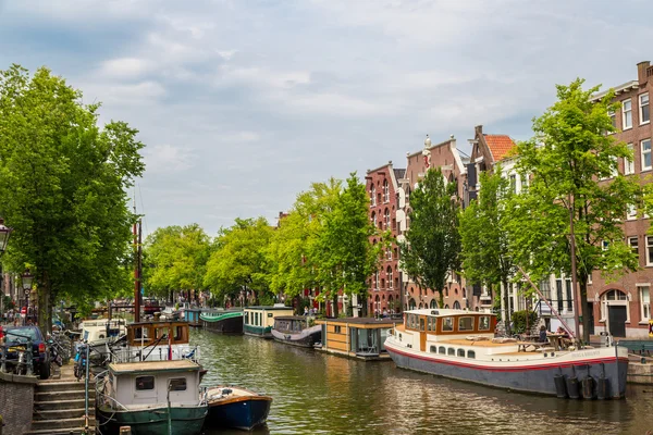 Amsterdam kanalları ve tekneler — Stok fotoğraf