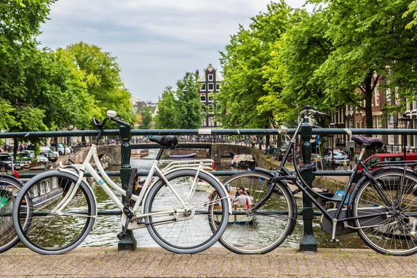 Bicicletas em uma ponte sobre o canal — Fotografia de Stock