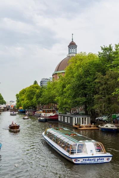 Amsterdamse grachten en boten — Stockfoto