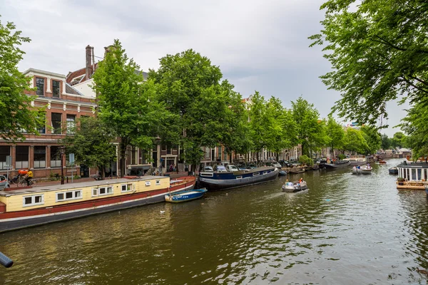 Amsterdam canais e barcos — Fotografia de Stock