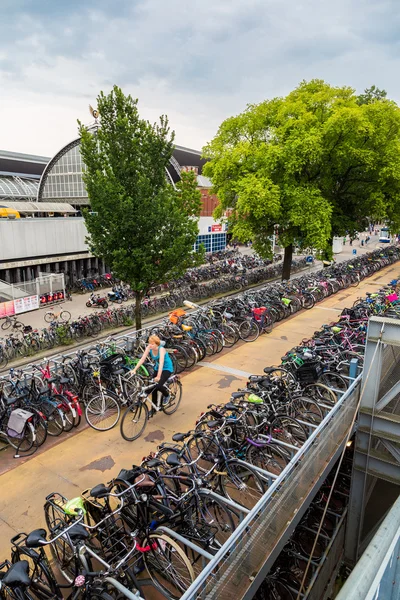 Estacionamento para bicicletas em Amsterdã — Fotografia de Stock