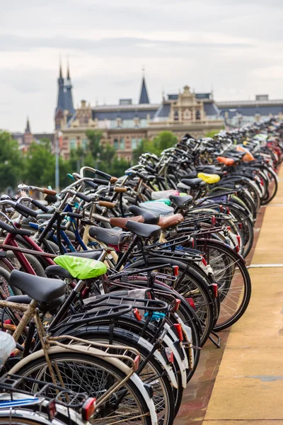 Parkeerplaats voor fietsen in Amsterdam — Stockfoto