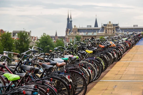 Estacionamento para bicicletas em Amsterdã — Fotografia de Stock