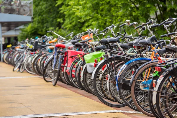 Estacionamento para bicicletas em Amsterdã — Fotografia de Stock