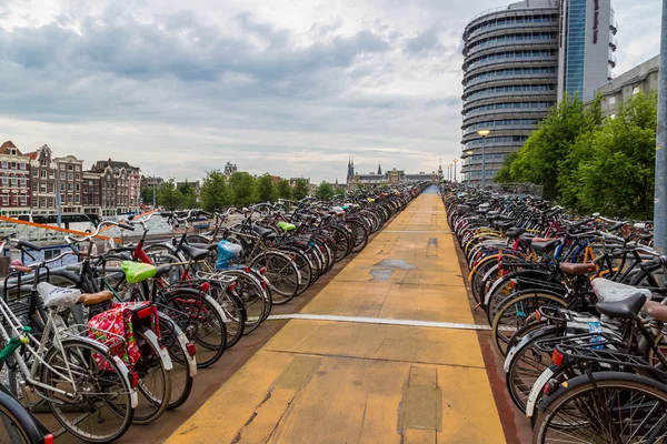 Парковка для велосипедов в Амстердаме — стоковое фото