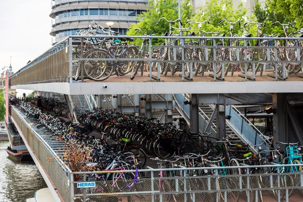 Fahrradabstellplätze in amsterdam — Stockfoto