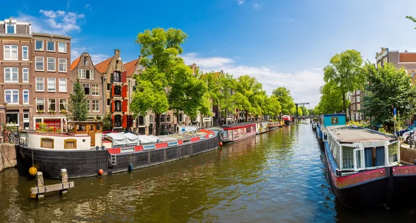 Kanalerna i Amsterdam och båtar, Holland, Nederländerna. — Stockfoto