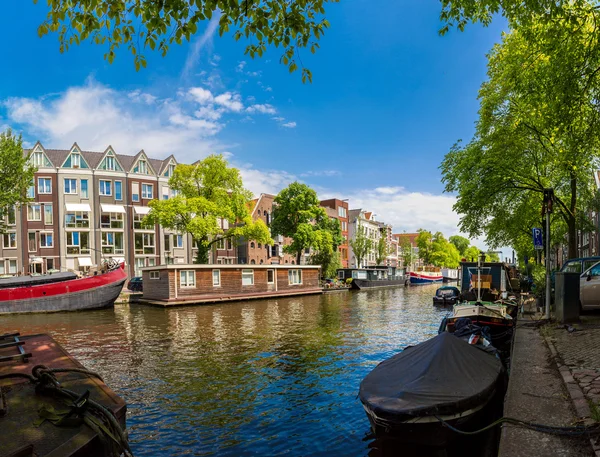 Kanalerna i Amsterdam och båtar, Holland, Nederländerna. — Stockfoto