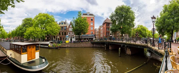 Kanaal en brug in amsterdam — Stockfoto