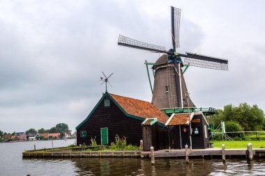 Hollanda'da Rüzgar değirmeni