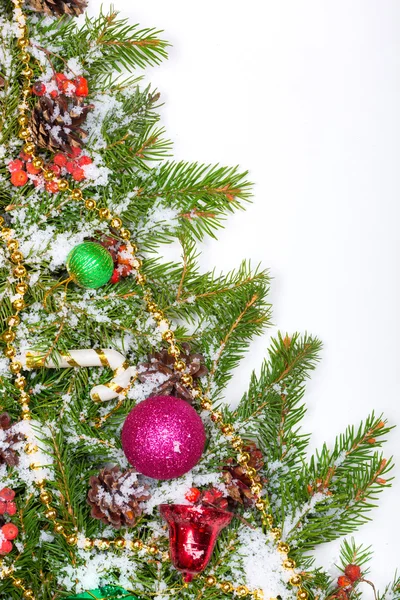 Weihnachten Hintergrund mit Kugeln und Dekorationen — Stockfoto