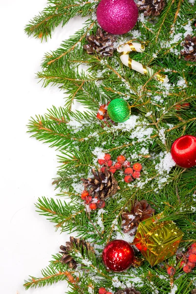 Рождественский фон с шарами и украшениями — стоковое фото