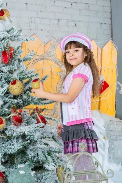 Ragazza sta decorando albero di Natale — Foto Stock