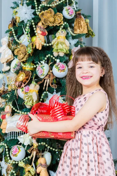 Menina com presente de Natal — Fotografia de Stock