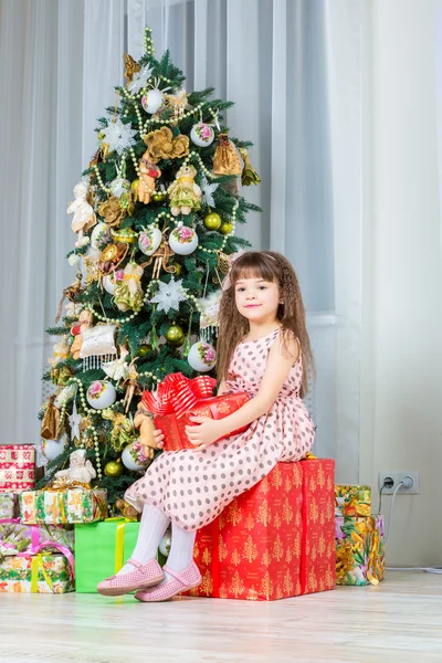 Menina com presente de Natal — Fotografia de Stock