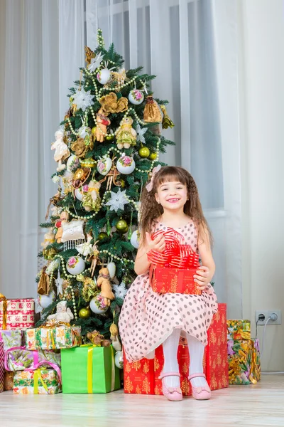 Mädchen mit Weihnachtsgeschenk — Stockfoto