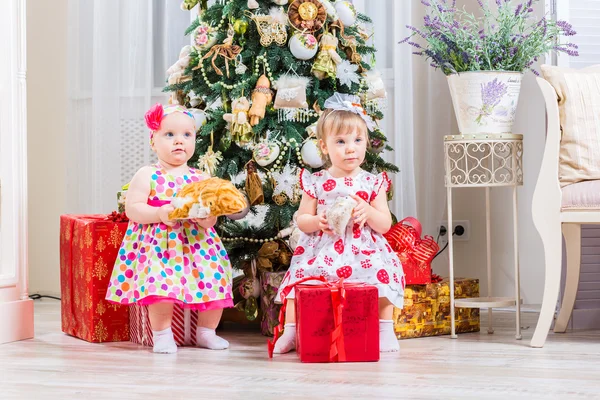 Meninas com presentes de Natal — Fotografia de Stock