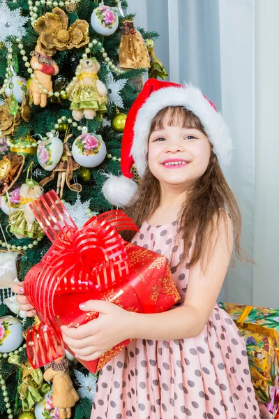 Menina com presente de Natal — Fotografia de Stock