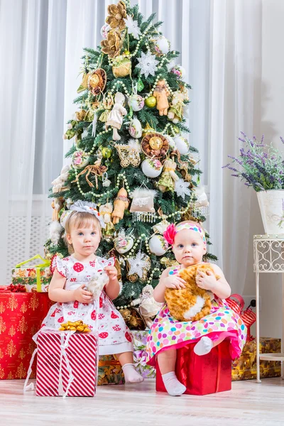 Meisjes met kerstcadeaus — Stockfoto