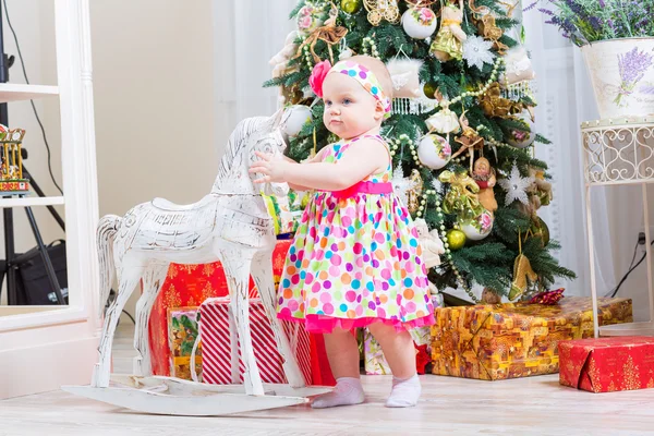 Baby onder de kerstboom — Stockfoto