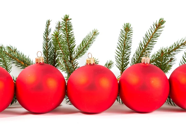 Красные рождественские шары и елки — стоковое фото