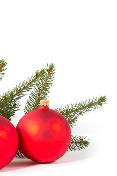 Rote Weihnachtskugeln und Tannenzweig — Stockfoto