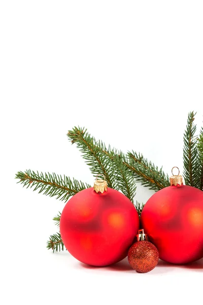 Rote Weihnachtskugeln und Tannenzweig — Stockfoto