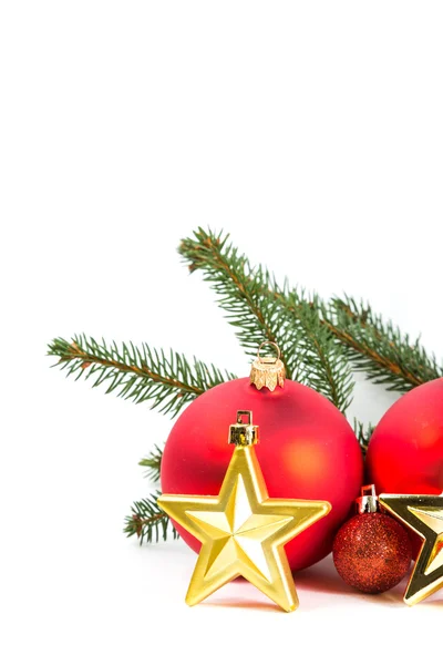 Rote Weihnachtskugeln und Tannenzweig — Stockfoto