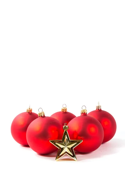 Pelotas de Navidad rojas y estrella — Foto de Stock