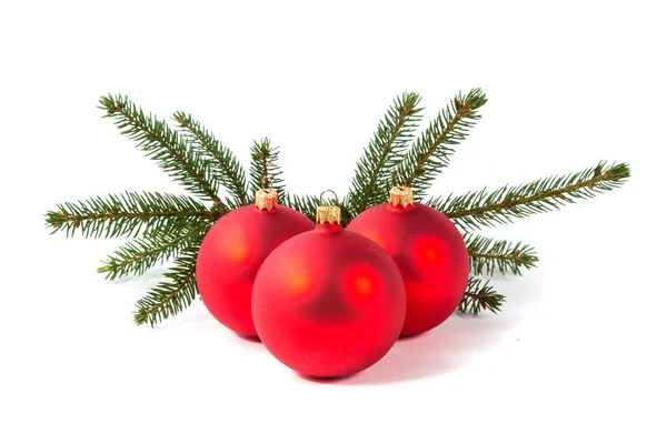 Boules de Noël rouges et branche de sapin — Photo