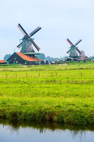 Vindmøller i Holland - Stock-foto