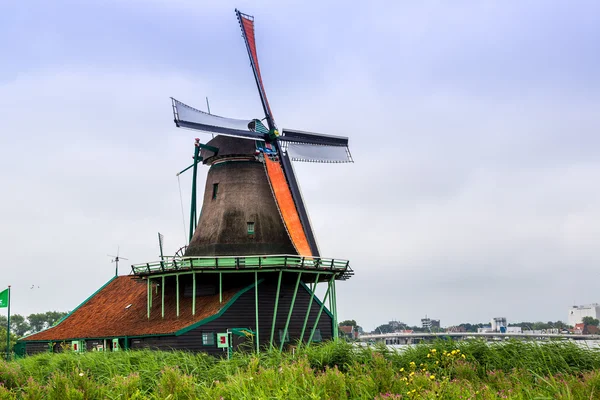 Hollanda'da Rüzgar değirmeni — Stok fotoğraf