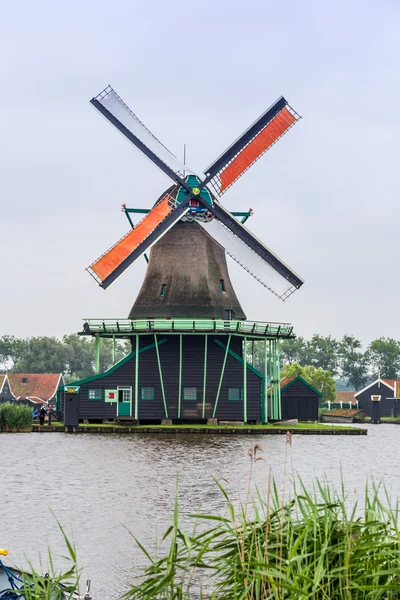 Hollanda'da Rüzgar değirmeni — Stok fotoğraf