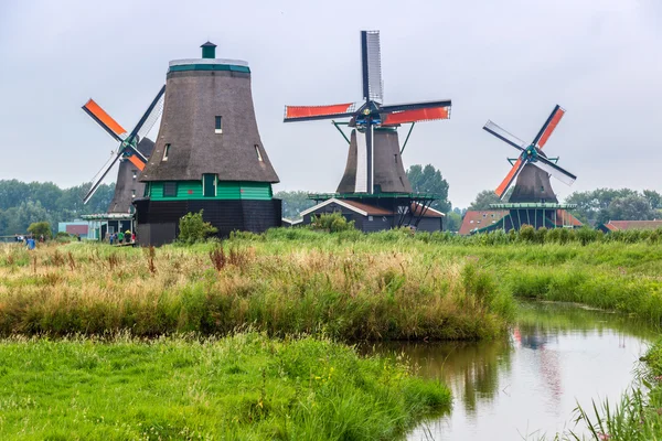 Větrné mlýny v Holandsku — Stock fotografie