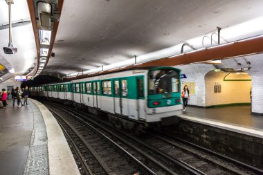 Paris metro istasyonu