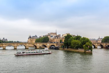 Seine turistik gemide