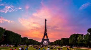 Günbatımında Eyfel Kulesi
