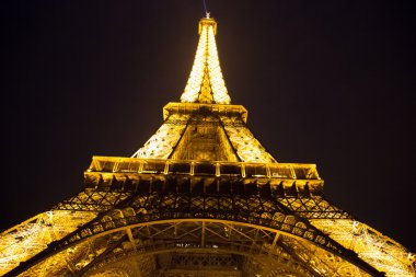 Eiffel kulesinin hemen hemen