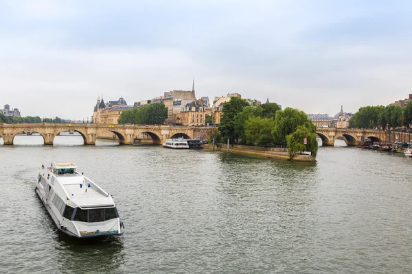 Turystyczne łódź na Seine — Zdjęcie stockowe