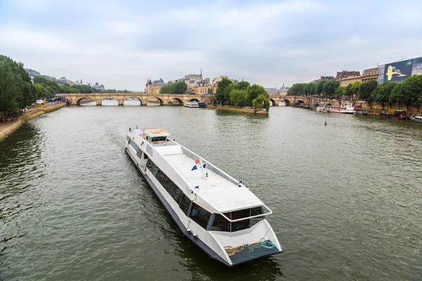 Touristic boat on Seine — Stock Photo, Image
